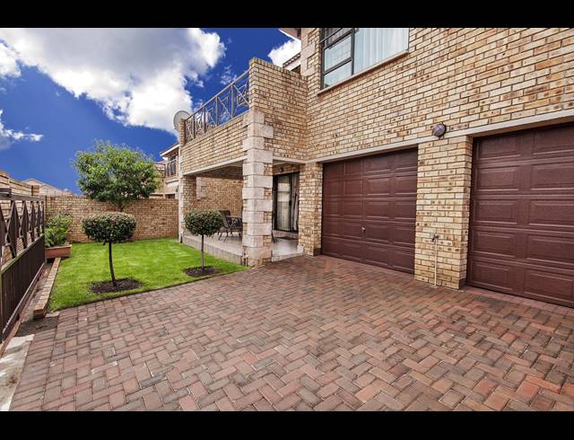 4 BEDROOM TOWNHOUSE FOR SALE IN HONEYDEW MANOR